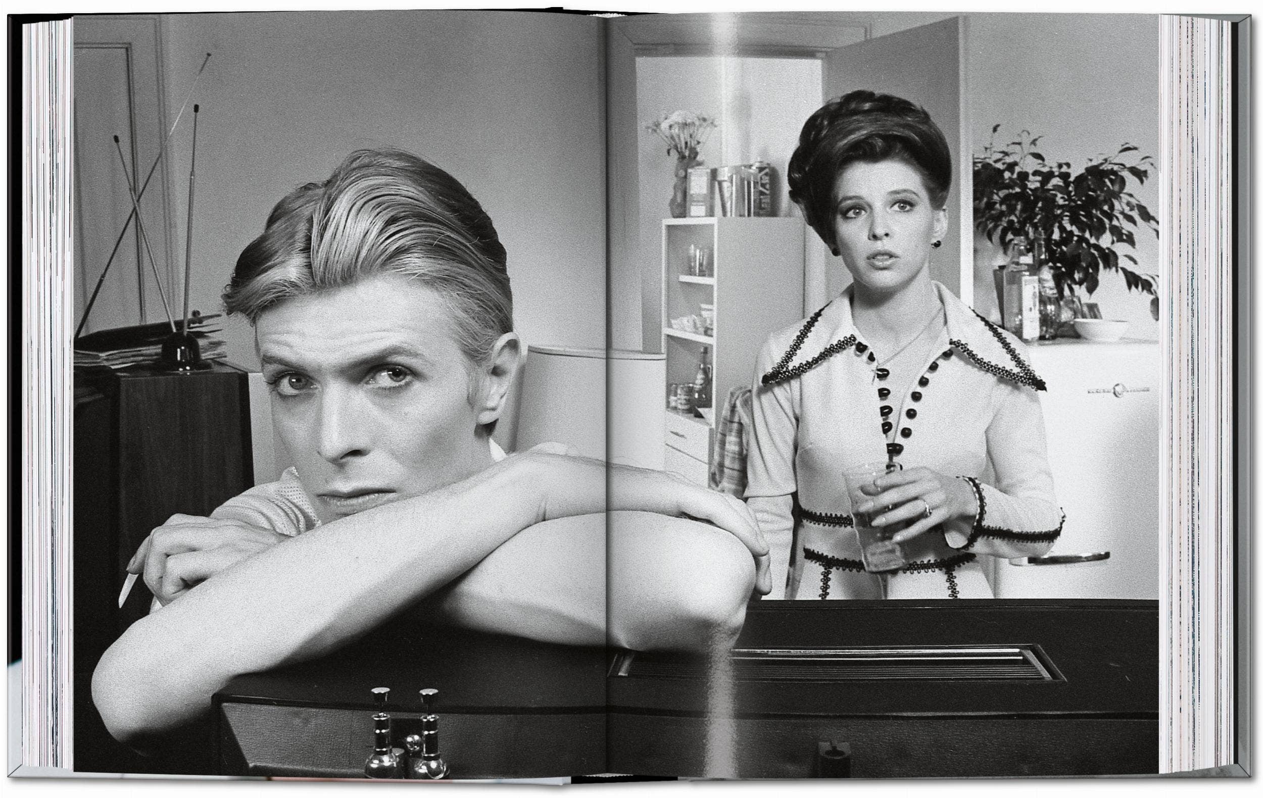 Το βιβλίο The Man Who Fell to Earth με τον David Bowie, από τις εκδόσεις TASCHEN, σε σκληρό εξώφυλλο με εμβληματική φωτογραφία από την ταινία.
