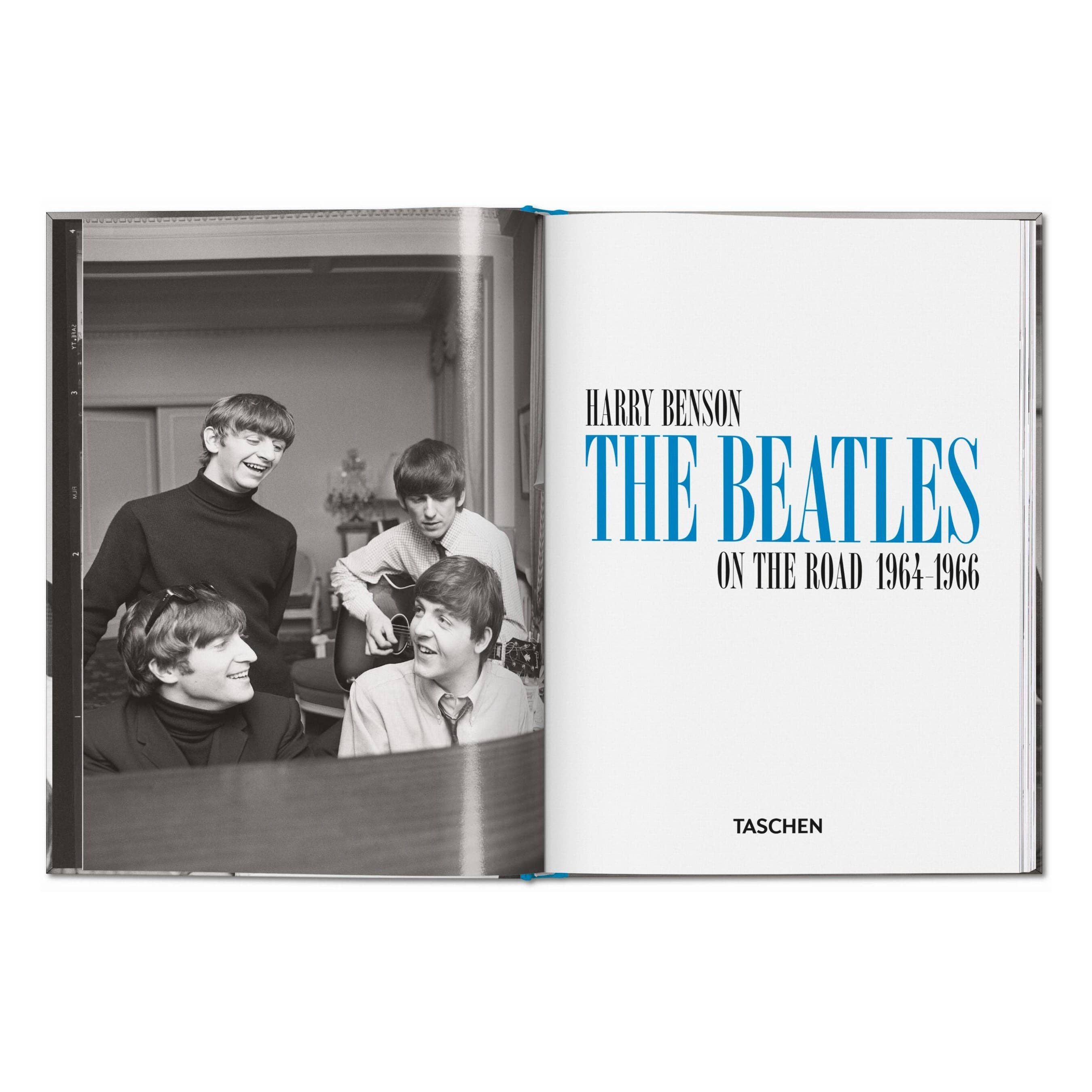 Το σκληρόδετο βιβλίο "Harry Benson. The Beatles" του εκδοτικού οίκου TASCHEN, με την εμβληματική ασπρόμαυρη φωτογραφία του συγκροτήματος στο εξώφυλλο.