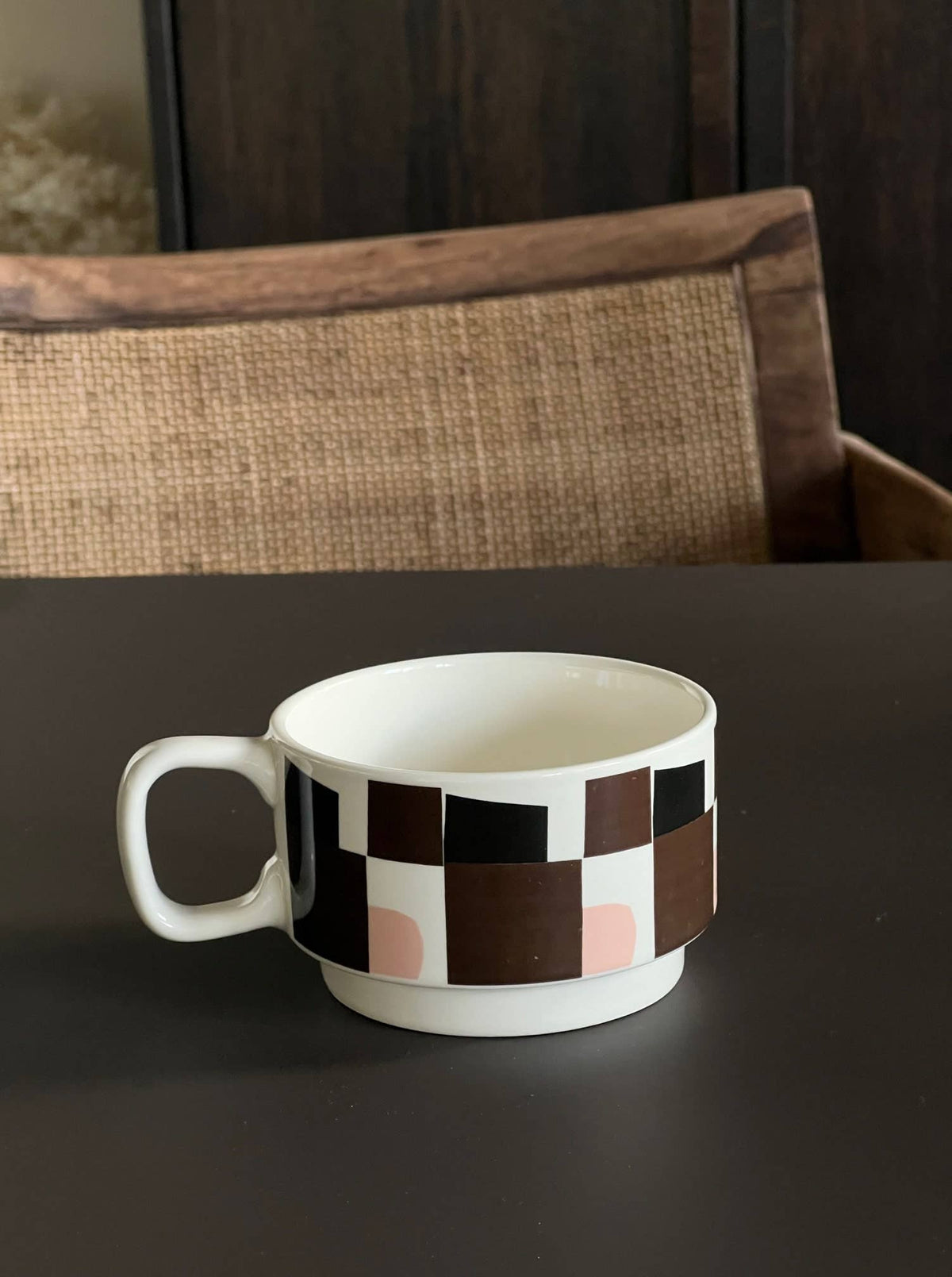 Χειροποίητη κεραμική κούπα Sisi σε off-white χρώμα με καφέ (brown) αφηρημένο γραφικό σχέδιο και γυαλιστερό φινίρισμα.