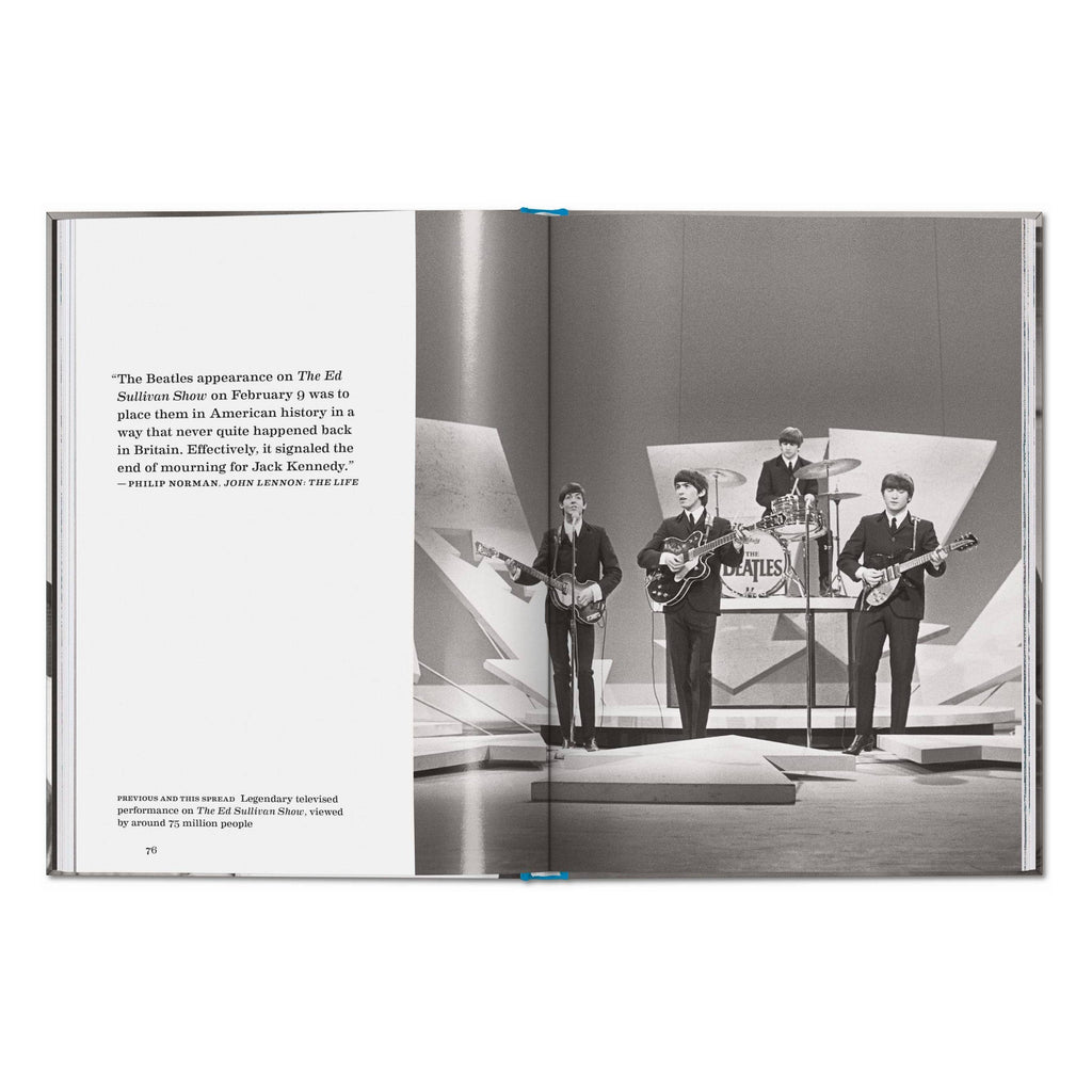Το σκληρόδετο βιβλίο "Harry Benson. The Beatles" του εκδοτικού οίκου TASCHEN, με την εμβληματική ασπρόμαυρη φωτογραφία του συγκροτήματος στο εξώφυλλο.