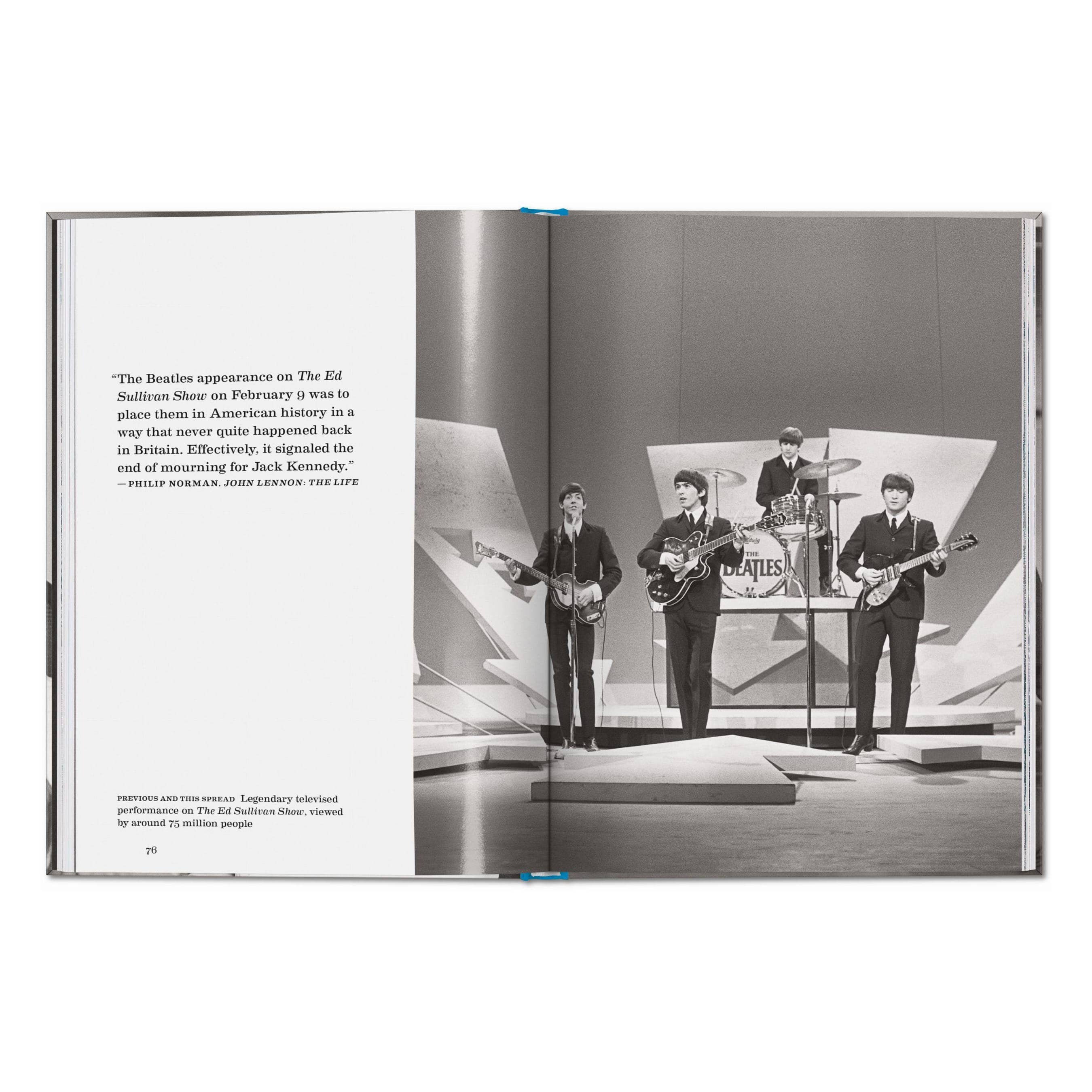 Το σκληρόδετο βιβλίο "Harry Benson. The Beatles" του εκδοτικού οίκου TASCHEN, με την εμβληματική ασπρόμαυρη φωτογραφία του συγκροτήματος στο εξώφυλλο.