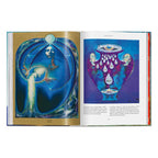 Το premium σκληρόδετο βιβλίο "Astrology" από τη σειρά The Library of Esoterica του εκδοτικού οίκου TASCHEN, με εντυπωσιακό, μυστικιστικό εξώφυλλο και χρυσές λεπτομέρειες.