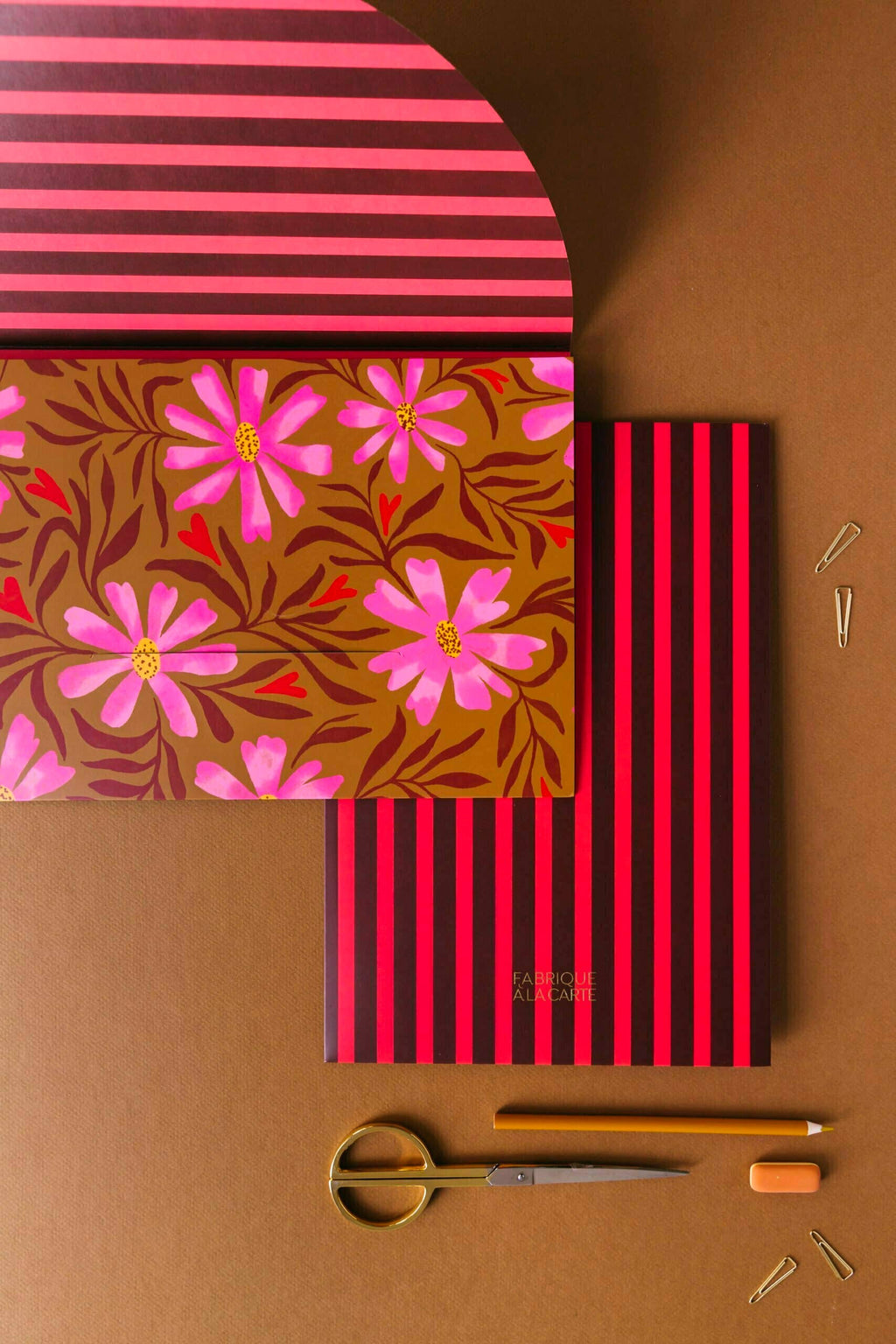 Σετ δύο χάρτινων φακέλων A-Journal σε σχήμα φακέλου με κομψά μοτίβα για την οργάνωση εγγράφων.