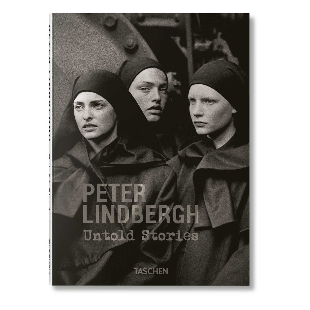 Το premium σκληρόδετο βιβλίο "Peter Lindbergh. Untold Stories" του εκδοτικού οίκου TASCHEN, με μια από τις χαρακτηριστικές, ασπρόμαυρες και γεμάτες συναίσθημα φωτογραφίες του στο εξώφυλλο.
