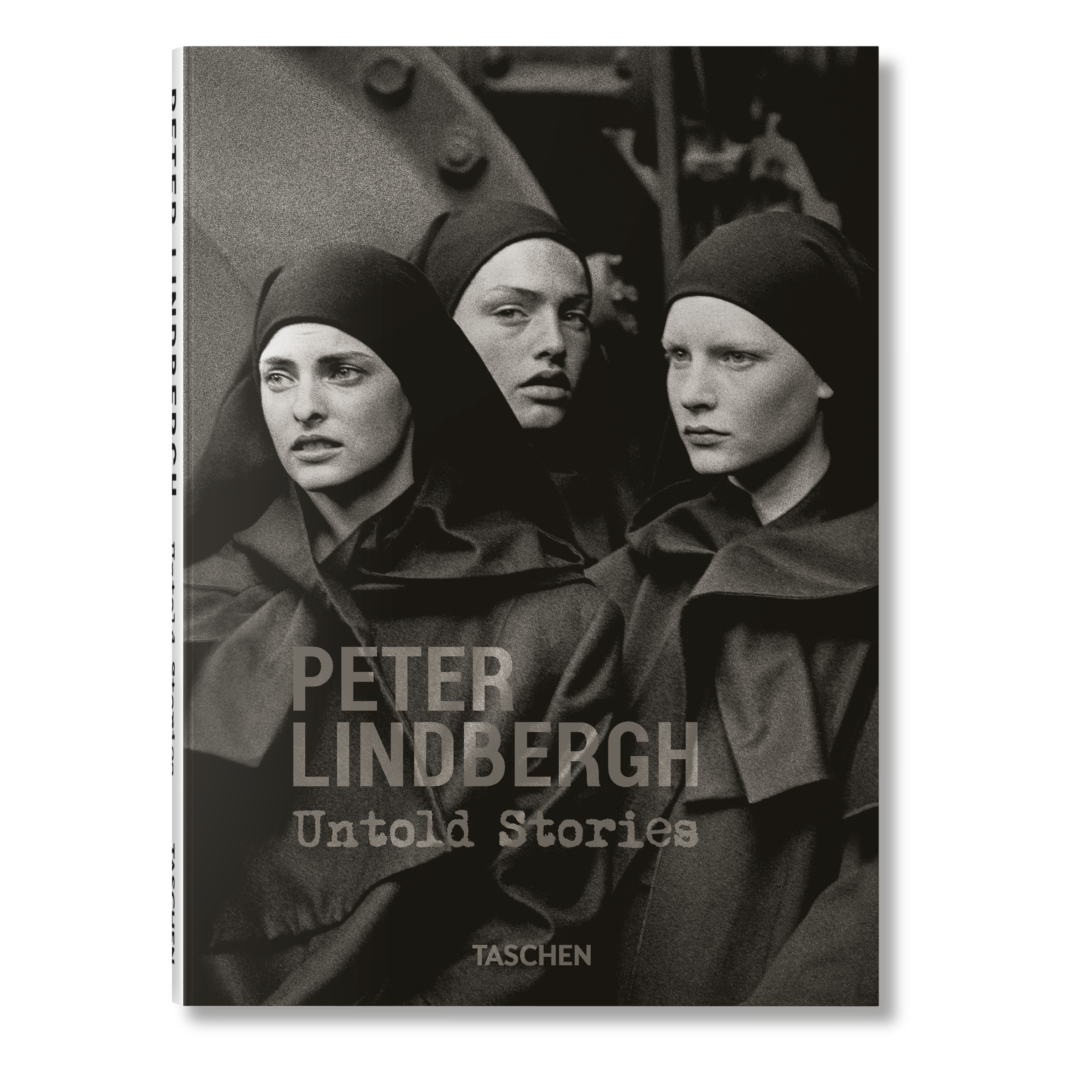 Το premium σκληρόδετο βιβλίο "Peter Lindbergh. Untold Stories" του εκδοτικού οίκου TASCHEN, με μια από τις χαρακτηριστικές, ασπρόμαυρες και γεμάτες συναίσθημα φωτογραφίες του στο εξώφυλλο.