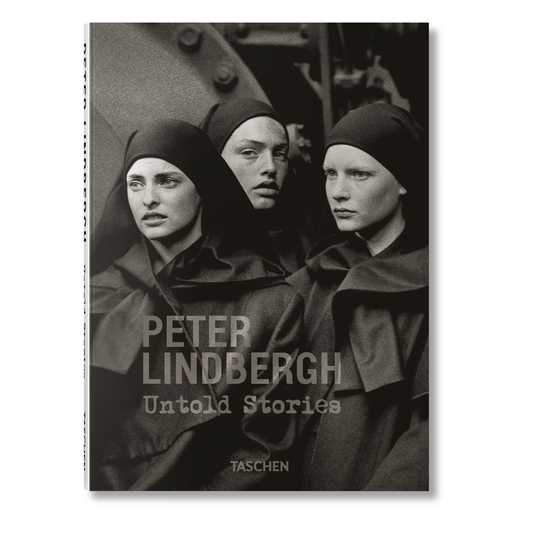 Το premium σκληρόδετο βιβλίο "Peter Lindbergh. Untold Stories" του εκδοτικού οίκου TASCHEN, με μια από τις χαρακτηριστικές, ασπρόμαυρες και γεμάτες συναίσθημα φωτογραφίες του στο εξώφυλλο.